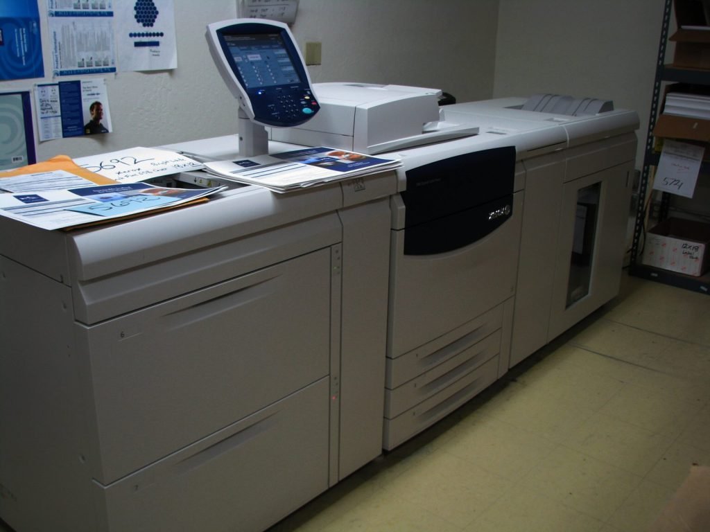 Digital press with high-capacity feeder