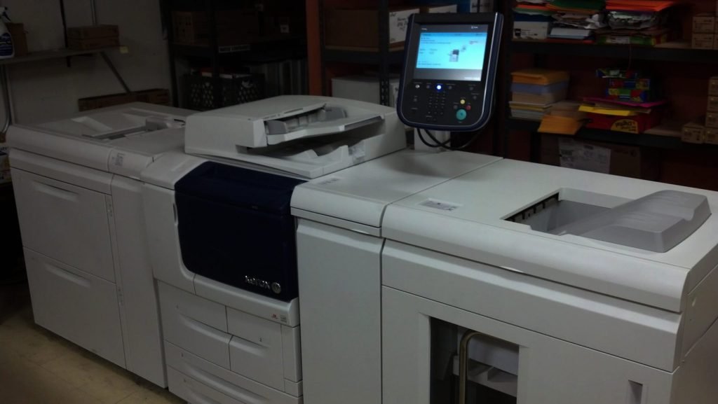 Digital press with large-capacity paper trays