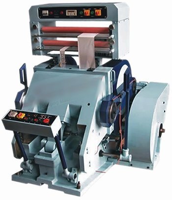 Platen foiling machine with foil rollers and flywheel