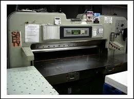 Guillotine paper cutter with control screen