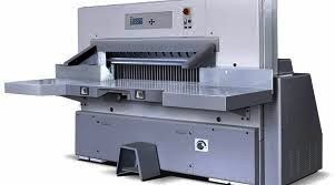 Guillotine paper cutter with air tables