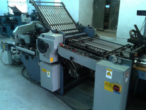 Buckle folding machine with feed table