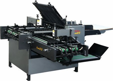 Buckle folding machine with delivery tray